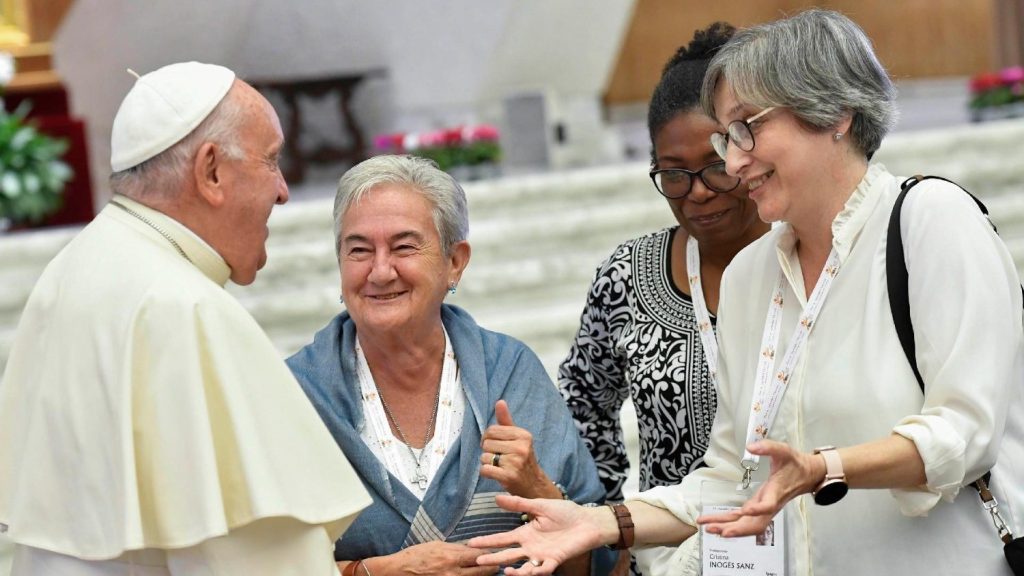 Papa lamenta “falta de reconhecimento” das mulheres na Igreja, criticando “flagelo do clericalismo”