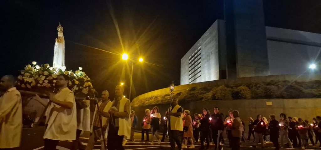 Paróquia de Senhora de Fátima celebrou a última Aparição da Cova da Iria com uma vigília e procissão