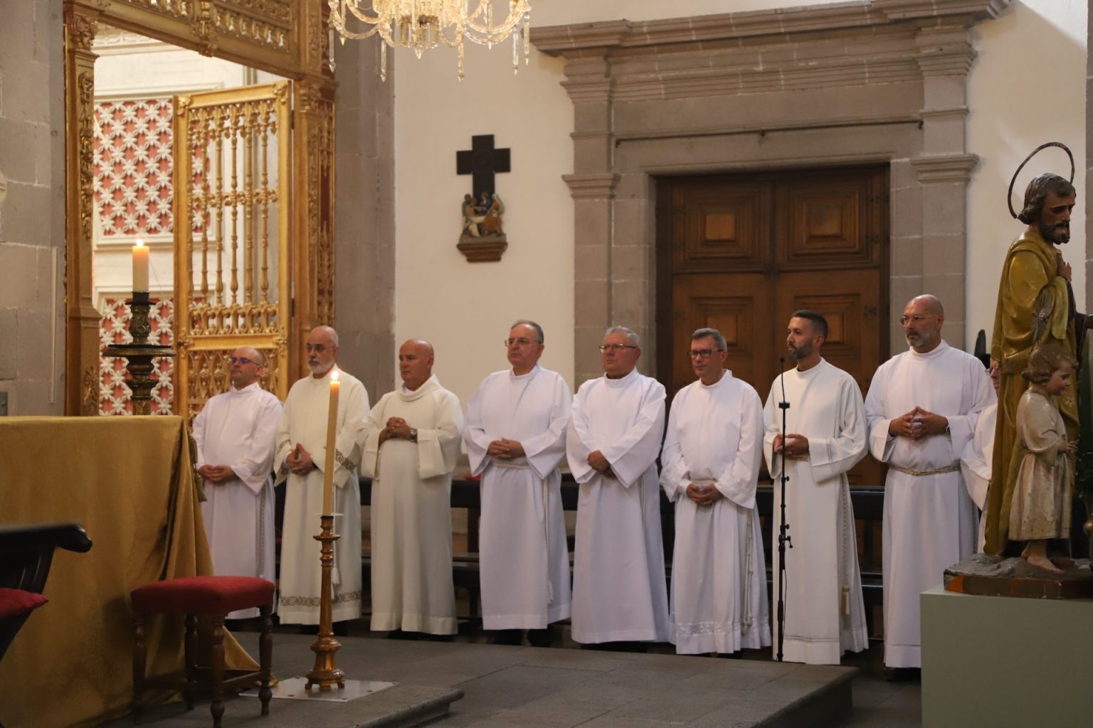 “Não olheis para o ambão e para o altar como único lugar para o vosso serviço. Que o vosso modelo seja Cristo e nenhuma novidade, mais nada nem ninguém. Não permitis que o vosso eu obscureça Deus”- D. Armando Esteves Domingues